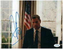 Load image into Gallery viewer, Aaron Eckhart Autograph 8x10 Photo Olympus Has Fallen
